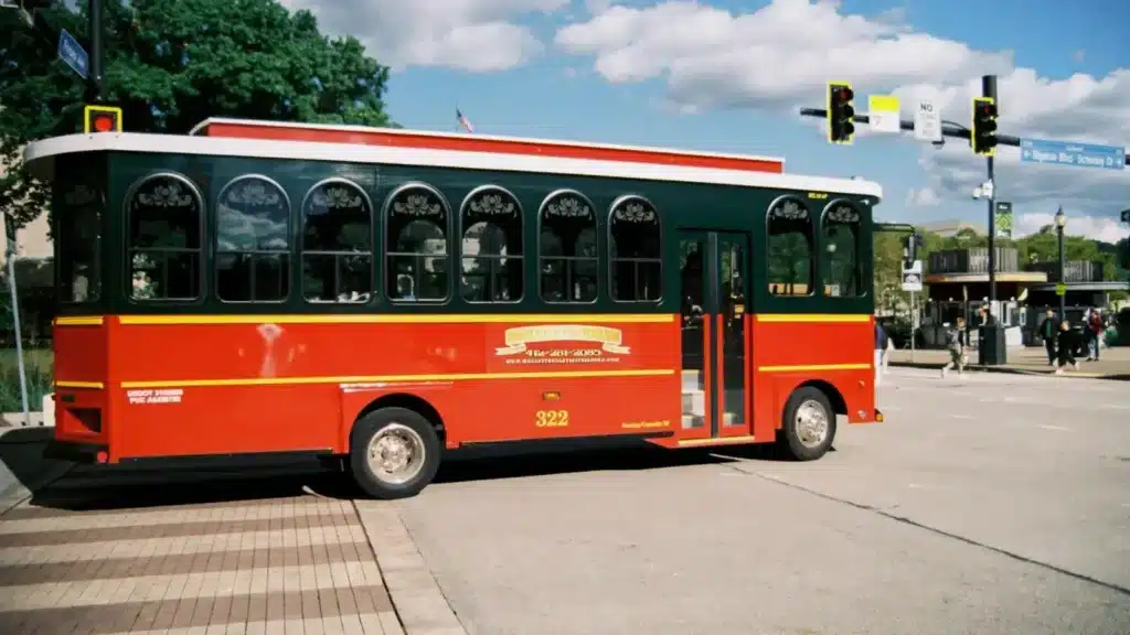 Best Charter Bus Service in the US: Reviewed & Ranked